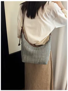 Vue détaillée du sac cabas d'épaule tissé fait main en gris et marron pour les femmes.