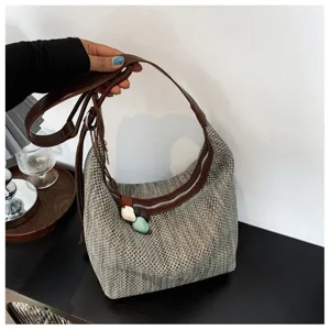 Sac à bandoulière tissé à la main pour femme, sac hobo en maille décontracté avec bordure cuir.