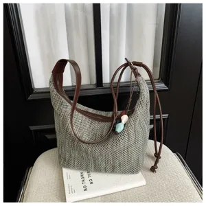 Vue détaillée du sac à épaule tissé pour femmes, sac cabas en cuir marron vintage élégant.