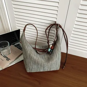 Sac à bandoulière hobo tissé à la main pour femme, cabas rétro avec lanières en cuir et perles.