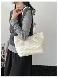 Borsa shopper intrecciata bianca da donna, borsa a spalla capiente, elegante borsa minimalista.