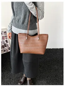 Elegante borsa shopper intrecciata marrone da donna, borsa a spalla capiente per lavoro.