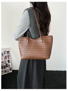 Vista dettagliata della borsa tote intrecciata elegante con ottima consistenza e capienza.
