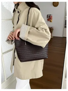 Elegante borsa shopper in pelle intrecciata marrone, chic borsa a spalla da donna capiente.