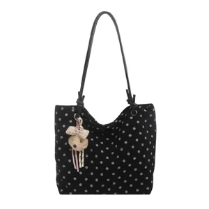 Borsa tote in tela a pois neri da donna, borsa a spalla carina con ciondolo a forma di orsetto.