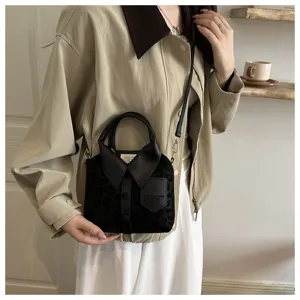 Bolso cruzado negro elegante para mujer, bolso de mano moderno con cuello de camisa.