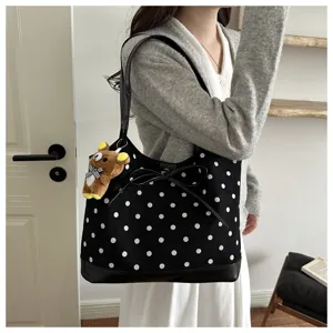 Borsa a tracolla rétro a pois da donna, shopper in tela con ciondolo a orsetto e fiocco.