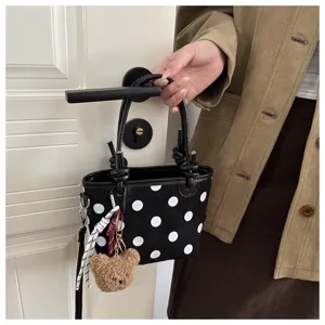 Borsa a secchiello a pois bianchi e neri, borsa elegante e tracolla per uso quotidiano.