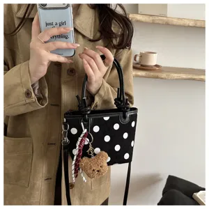 Borsa a secchiello nera a pois con ciondolo orsetto di peluche, borsa a tracolla casual da donna.