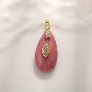 Pendentif goutte en pierre naturelle rose avec détails d'étoile en cristal doré.