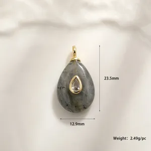 Pendentif goutte labradorite géométrique bijou en pierre naturelle vue de détail avec dimensions.