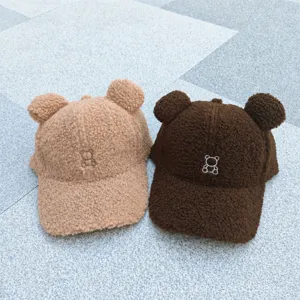 Vue détaillée de casquette de baseball en laine d'agneau mignonne, peluche chaude.