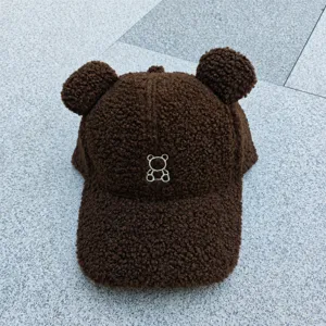 Gros plan détaillé de la casquette marron en laine d'agneau avec oreilles d'ours.