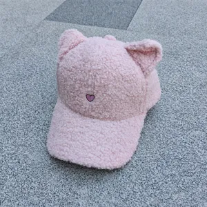 Jolie casquette de baseball en sherpa rose avec oreilles de chat et broderie cœur.