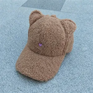 Casquette de baseball en peluche marron avec oreilles d'ours et broderie coeur hiver.