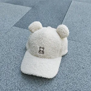 Casquette de baseball mignonne en peau d'agneau blanche avec oreilles d'ours et broderie.