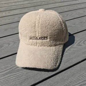 Casquette de baseball en sherpa beige avec broderie, chapeau chaud d'hiver décontracté.