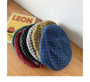 Vista detallada de varias boinas con estampado de cuadros vintage japonés apiladas en la mesa.