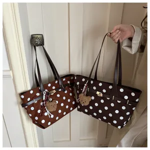 Borsa a tracolla marrone a pois con ciondolo orsetto, borsa vintage in camoscio per le donne.