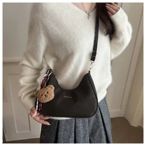 Borsa a spalla vintage da donna, elegante borsa hobo con simpatico ciondolo orsetto e foulard.
