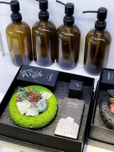 Aromatherapie ätherisches Öl Diffusor Stein Geschenkbox mit Kristallsteinen und Flaschen.