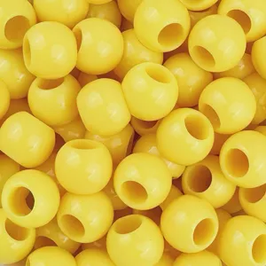 Primo piano dettagliato di perline rotonde in acrilico giallo lucido per fai-da-te creazioni.