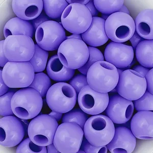 Perle rotonde acriliche viola con foro grande primo piano per accessori artigianato fai da te