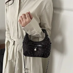 Chic sac bandoulière hobo noir en strass avec nœud et pendentif perle pour femmes.