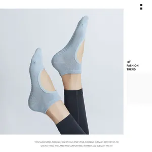Vue détaillée de chaussettes de yoga dos nu bleu clair avec picots antidérapants pour femmes.