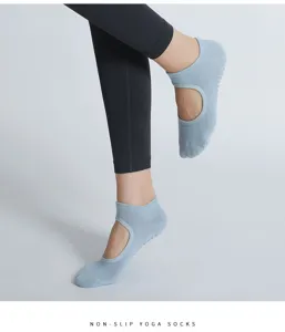 Vue détaillée de chaussettes de yoga respirantes bleu clair avec dos ouvert et grips en silicone.