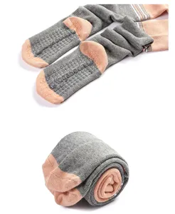 Chaussettes de yoga antidérapantes genoux longues chaudes danse gris rose détail