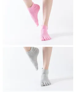 Calzini da yoga antiscivolo a cinque dita con punti di presa, design aperto sulle dita.