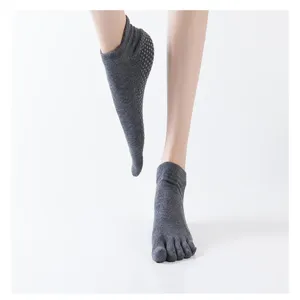 Vista dettagliata delle calze da yoga antiscivolo grigie con puntini per un allenamento stabile.