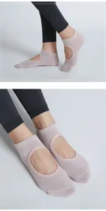 Vue détaillée de chaussettes de yoga pour femmes avec dos ouvert et découpe pour le pilates.