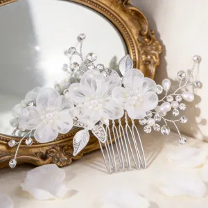 Braut Blumen Strass Haarkamm Detailaufnahme mit Perlen fuer elegante Hochzeiten.