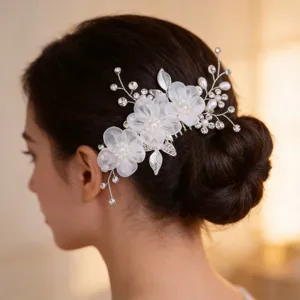Braut Blumen Strass Haarkamm mit Perlen, elegante Hochzeits-Haar-Accessoire Detailansicht.
