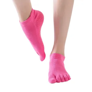 Calzini da yoga antiscivolo a cinque dita rosa vivo, perfetti per fitness e pilates.