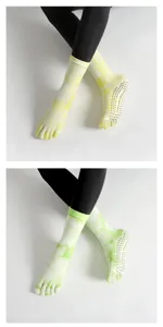 Batik Fünf-Zehen Yoga Socken Detail mit rutschfesten Grip-Punkten an der Sohle für guten Halt.