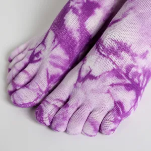 Lila Batik Fünf-Zehen Yoga Socken für Damen, weiche atmungsaktive Sport Fitness Socken.