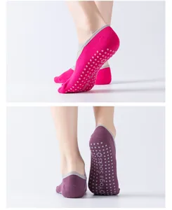 Professionele antislip yogasokken in balletstijl met gekruiste bandjes en open rugdetail.