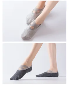 Detailweergave van ballet stijl kruisband yogasokken met antislipzool voor training.