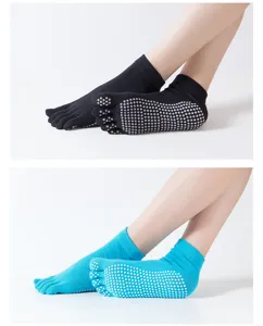 Chaussettes de yoga antidérapantes à orteils séparés avec semelle cloutée détaillée.