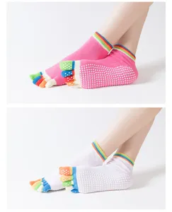 Vue détaillée de chaussettes de yoga à cinq doigts antidérapantes avec picots en silicone.