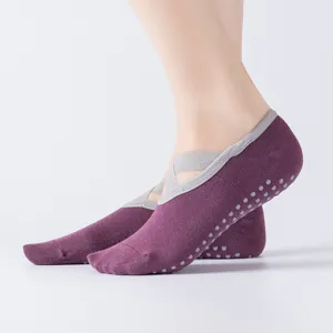 Professionele antislip yogasokken met ballet kruisband ontwerp voor veilige pilates training.