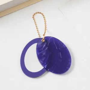 Lila ovaler Taschenspiegel Schlüsselanhänger, stilvolles Taschen Zubehör für den Alltag.