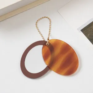 Tragbarer ovaler Spiegel Taschenanhänger mit Schildpattmuster und schicker Goldkette.