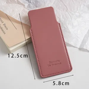 Vue détaillée de la pochette de protection pour peigne en cuir PU avec dimensions.