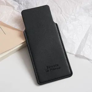 Gros plan sur l'étui de protection de peigne en cuir PU noir portable aux finitions soignées.