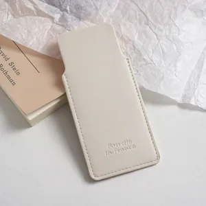 Étui de protection pour peigne en cuir PU beige vue détaillée, pochette de rangement anti-rayures.