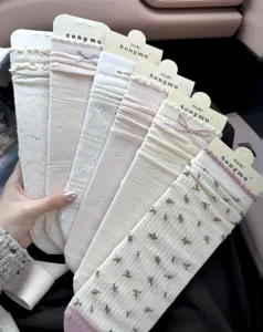 Detailaufnahme von Lolita Pastell Socken mit zarten Spitzen und niedlichen Schleifen.